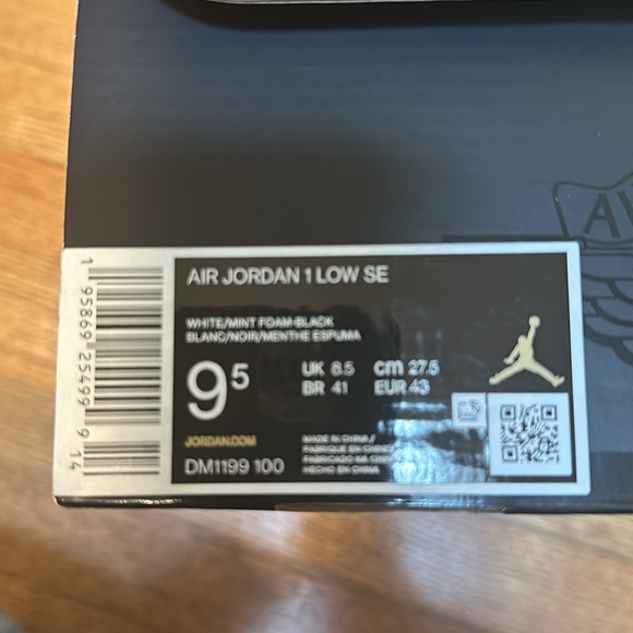 Air Jordan 1 Low SE - Picture 9 of 11